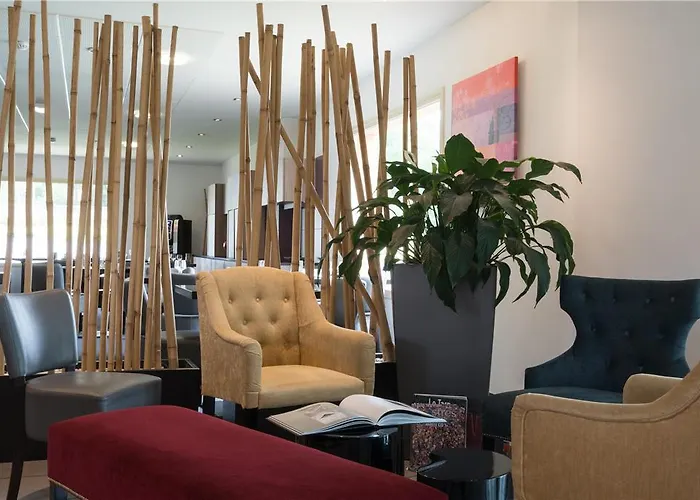 Ogle Caussea Castres ホテル *